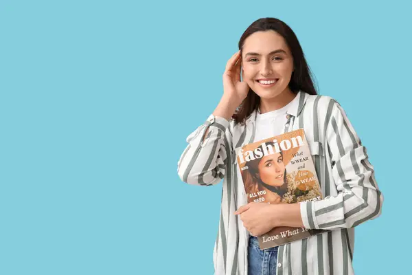 Junge Frau Mit Modemagazin Auf Blauem Hintergrund — Stockfoto