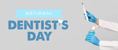 Ulusal Diş Hekimleri Günü afişi, elleri ağızda durulama ve elektrikli diş fırçasıyla.