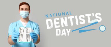 Ulusal Diş Hekimleri Günü için erkek doktorla afiş.