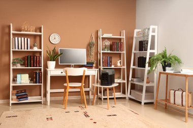 Taşınabilir elektrik santrali ve işyeri olan ofis içi