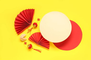 Çin sembollü boş kartlar ve sarı arka planda fal kurabiyesi. Yeni yıl kutlaması