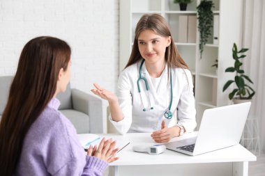 Klinikte hastayla çalışan güzel bir doktor.