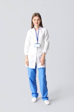 Güzel genç doktor ışık arka plan üzerinde