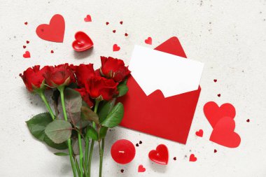 Boş tebrik kartı, gül buketi ve beyaz grunge arkaplanda kalpler. Sevgililer Günü kutlaması