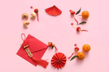 Kırmızı zarf, mandalina ve pembe arka planda Çin sembollerinden yapılmış. Yeni yıl kutlaması