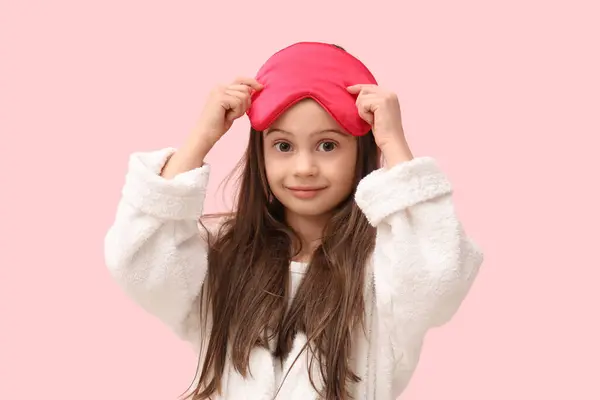 Schattig Klein Meisje Badjas Met Slaapmasker Roze Achtergrond — Stockfoto