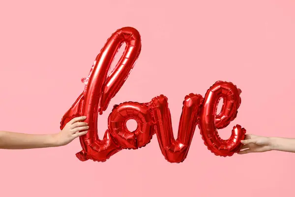Жіночі Руки Тримають Слово Love Зроблені Повітряних Кульок Рожевому Тлі — стокове фото