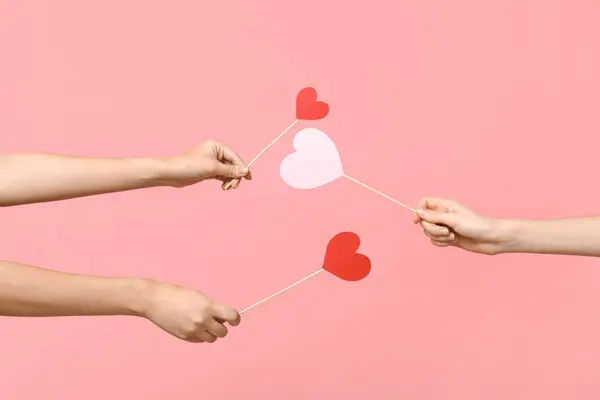 Pembe Arka Planda Kağıt Kalp Tutan Kadın Eller Sevgililer Günü — Stok fotoğraf