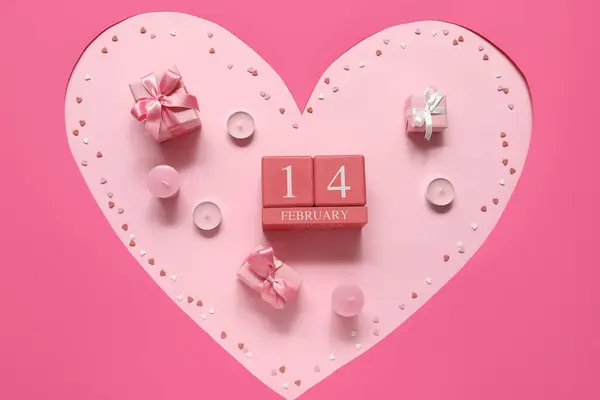 Серце Вирізане Паперу Кубиковим Календарем Подарунковими Коробками Свічками Рожевому Фоні — стокове фото
