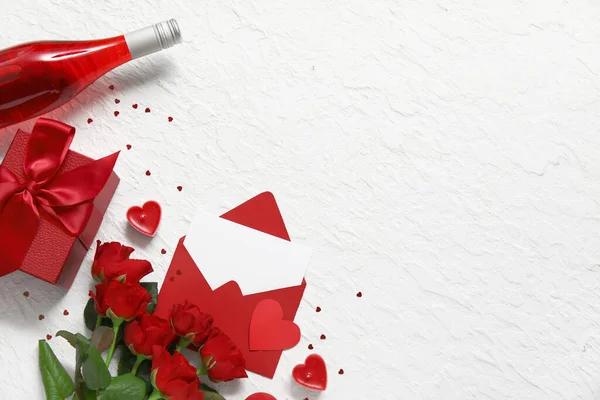 Конверт Чистою Вітальною Листівкою Пляшкою Вина Сердечками Букетом Троянд Білому — стокове фото