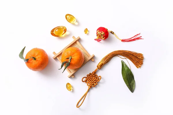 配以橘子 幸运护身符和白色背景的中文符号 新年庆祝活动 — 图库照片