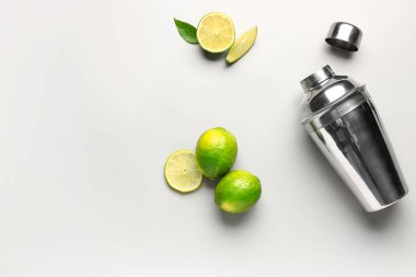 Taze limon ve gri arka planda yapraklarla titreyen.