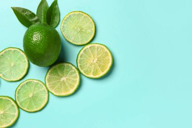 Mavi arka planda yaprakları olan taze limon dilimleri