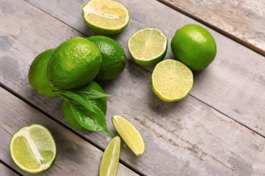 Gri ahşap arka planda taze limonlar