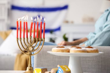 Hanuka için donut ve dreidels ile menorah masada, yakın plan.