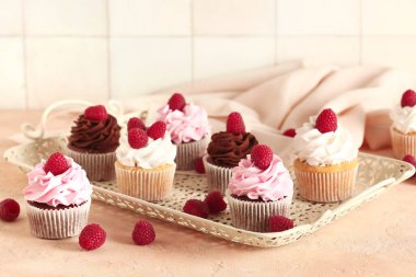 Masada ahududu olan bir tepsi lezzetli kek.