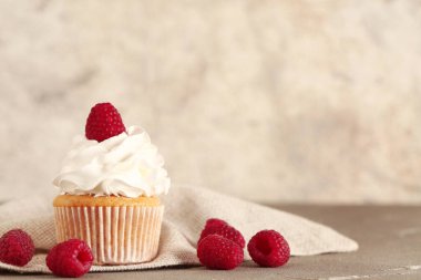 Masada lezzetli ahududulu kek var.