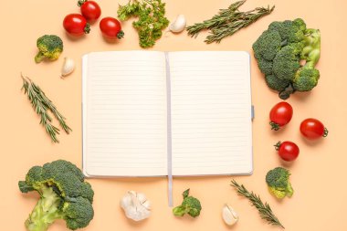 Boş tarif kitabıyla kompozisyon ve arka planda taze sebzeler