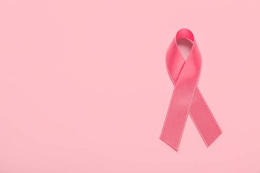 Renkli arka planda pembe kurdele. Göğüs kanseri farkındalığı konsepti