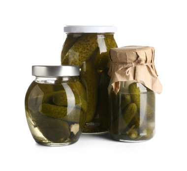 Beyaz arka planda lezzetli salatalıklı kavanozlar.