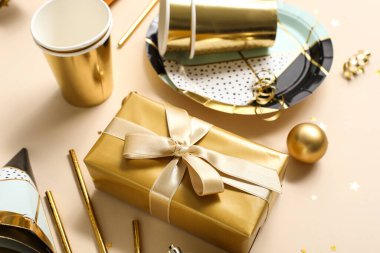 Bej arka planda yeni yıl kutlaması için parti ayarlandı