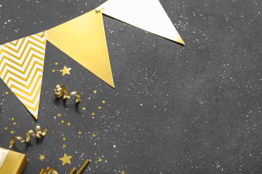 Siyah arka planda yeni yıl partisi için süslemeleri olan güzel bir kompozisyon