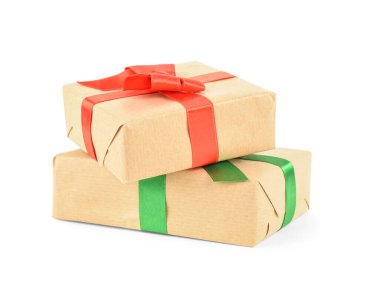 Beyaz arka planda yeşil ve kırmızı kurdeleli Noel hediye kutuları