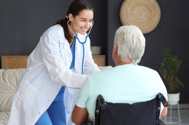 Hemşire evde steteskoplu üst düzey bir adamın sesini duyuyor.