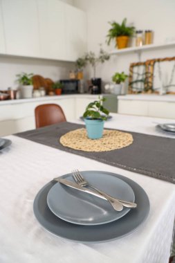 Modern mutfakta yemek masası, yakın plan.