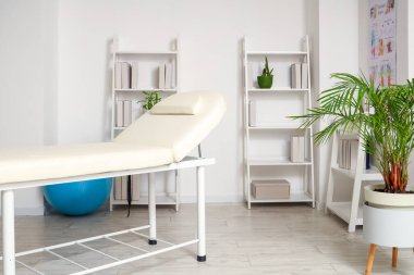 Kanepe ve raf üniteli rehabilitasyon merkezi.