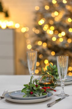 Oturma odasında Noel yemeği için ökseotu olan güzel bir masa.