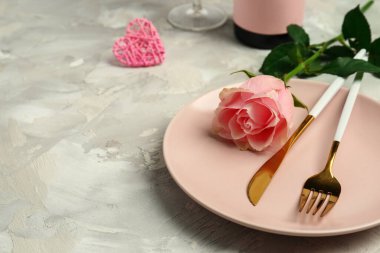 Gri arka planda pembe gül ve kalp olan güzel bir masa. Sevgililer Günü kutlaması
