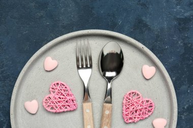 Mavi arka planda kalpler olan güzel bir masa. Sevgililer Günü kutlaması