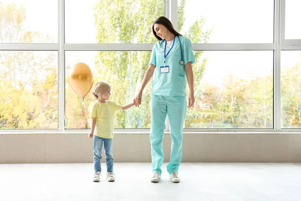 Klein Meisje Chemotherapie Met Gouden Ballon Verpleegster Hand Hand Kliniek — Stockfoto