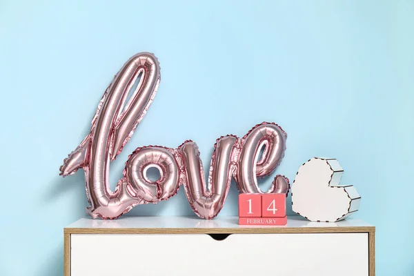 Balon Kształcie Słowa Miłość Pudełkiem Prezentów Kalendarzem Kostki Toalecie Pobliżu — Zdjęcie stockowe