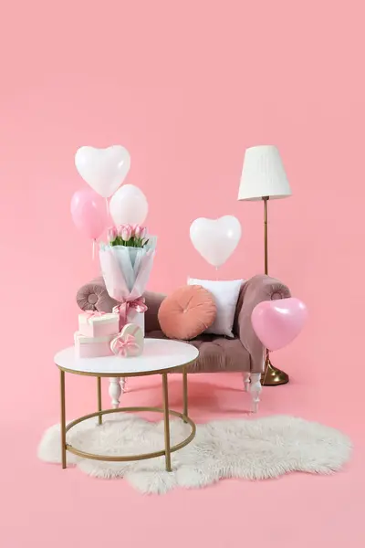 Przytulny Fotel Stolik Kawowy Dekoracjami Walentynki Uroczystości Różowym Tle — Zdjęcie stockowe