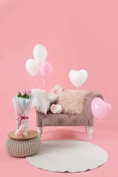 Przytulny Fotel Balonami Kształcie Serca Pudełka Prezenty Bukiet Tulipanów Różowym — Zdjęcie stockowe