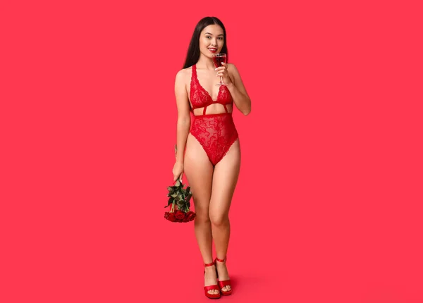 美丽的年轻亚洲女人穿着性感的内裤 红底上有一束玫瑰和红酒 情人节庆祝活动 — 图库照片