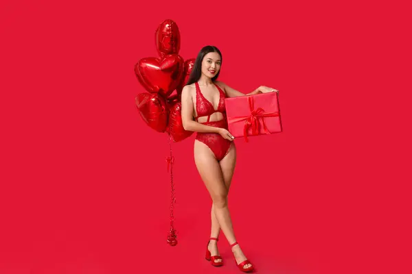 身穿性感内裤 头戴礼品盒和红底心形气球的美丽年轻亚洲女人 情人节庆祝活动 — 图库照片