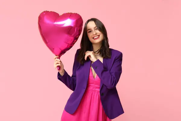 Glad Ung Kvinna Med Hjärtformad Luftballong Rosa Bakgrund Alla Hjärtans — Stockfoto