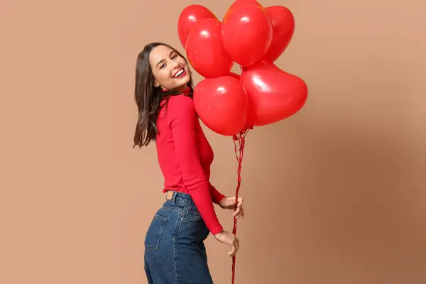 Glad Ung Kvinna Med Hjärtformade Luftballonger Brun Bakgrund Alla Hjärtans — Stockfoto