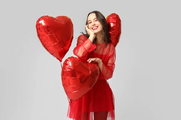 Glad Ung Kvinna Med Hjärtformade Luftballonger Grå Bakgrund Alla Hjärtans — Stockfoto