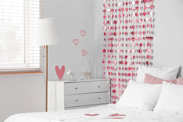 Εσωτερικό Φωτεινό Υπνοδωμάτιο Άνετο Κρεβάτι Και Μπαλόνια Σχήμα Καρδιάς Γιορτή — Φωτογραφία Αρχείου