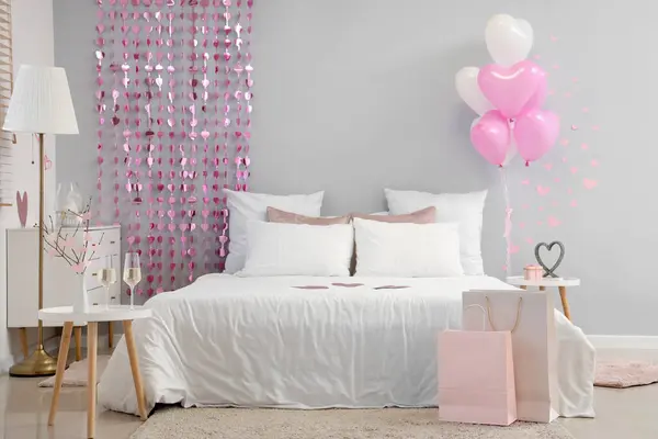 Εσωτερικό Φωτεινό Υπνοδωμάτιο Άνετο Κρεβάτι Και Μπαλόνια Σχήμα Καρδιάς Γιορτή — Φωτογραφία Αρχείου