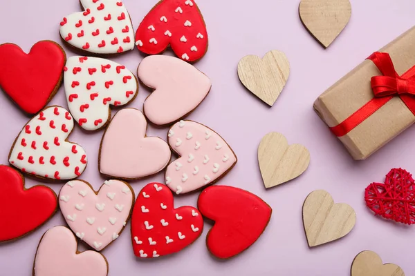 Καρδιά Σχήμα Cookies Και Κουτί Δώρου Λιλά Φόντο Γιορτή Του — Φωτογραφία Αρχείου