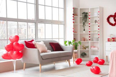 Sevgililer Günü kutlamaları için kalplerle süslenmiş festival salonunun içi.