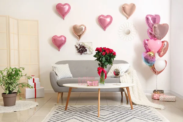 Wnętrze Świątecznego Salonu Ozdobione Balonami Kształcie Serca Bukietem Róż Walentynki — Zdjęcie stockowe