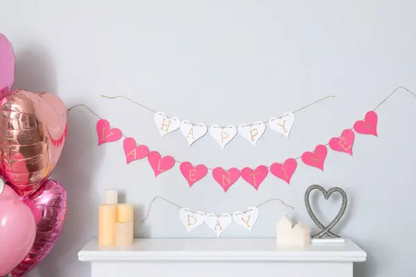 Girlanda Kształcie Serca Tekstem Dzień Walentyny Happy Wisząca Białej Ścianie — Zdjęcie stockowe