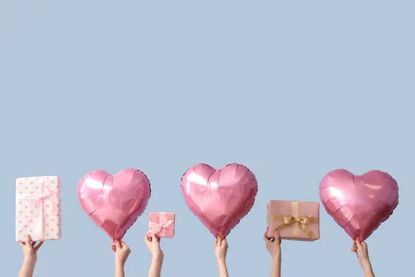 Жіночі Руки Подарунковими Коробками Повітряними Кульками Формі Серця Синьому Фоні — стокове фото