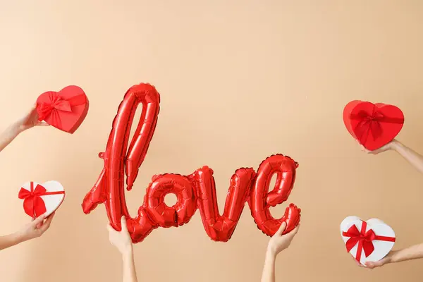 Hediye Kutuları Bej Arka Planda Aşk Kelimesi Şeklinde Hava Balonları — Stok fotoğraf
